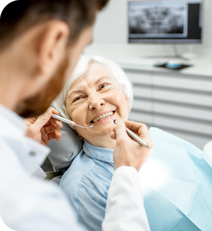personne agée chez dentiste